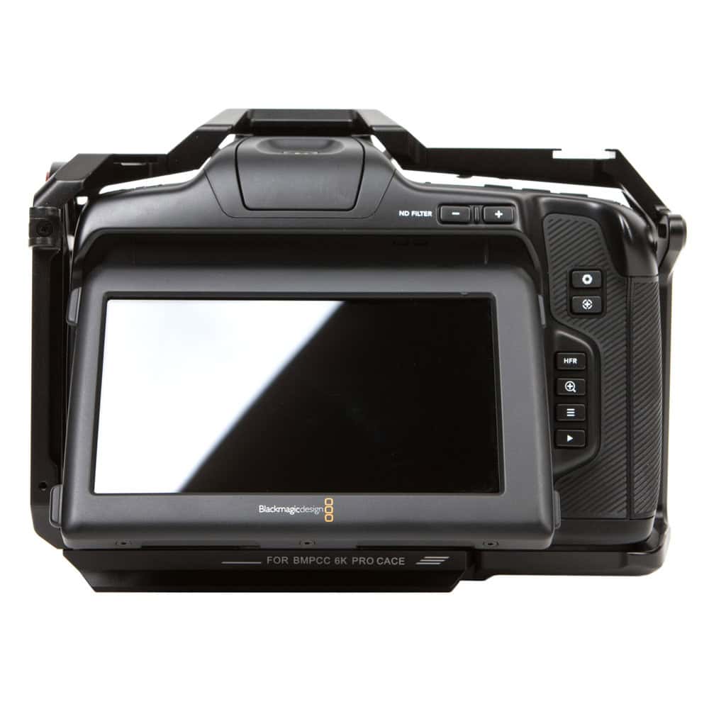 Digitalfilmkamera mit Super-35-Sensor, PL-Mount und dualem nativen ISO für den Einsatz im Käfig-Rig mit Zubehör. Blackmagic Pocket Cinema Camera 6K Pro PL Mount von hinten mit großem Touchscreen und Bedientasten im Käfig.