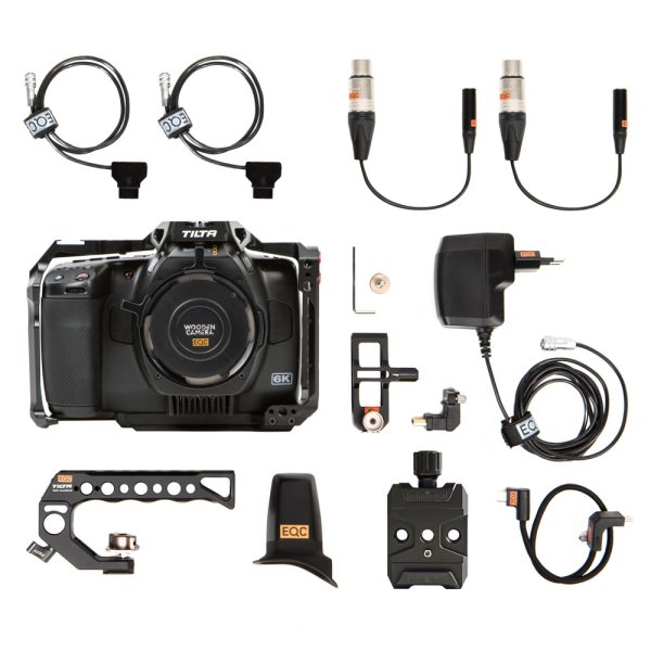 Blackmagic Pocket Cinema Camera 6K Pro PL Mount mit Lieferumfang: Kamera im Käfig, Handgriff, Netzteil, Kabel und Adapter.