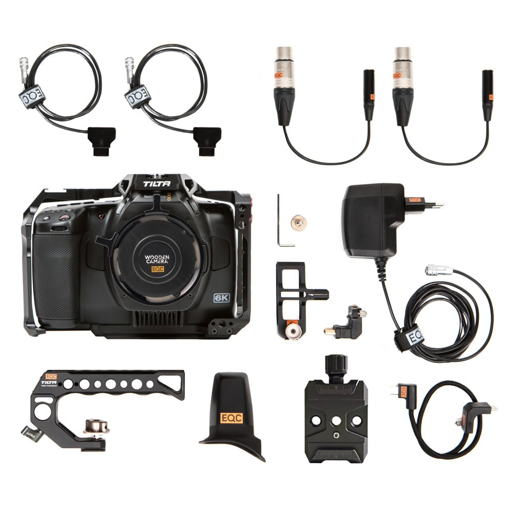 Im Set sind Käfig mit Handgriff, Netzteil, zwei D-Tap-Kabel, zwei XLR-Adapter und weiteres Zubehör. Blackmagic Pocket Cinema Camera 6K Pro PL Mount mit Lieferumfang: Kamera im Käfig, Handgriff, Netzteil, Kabel und Adapter.