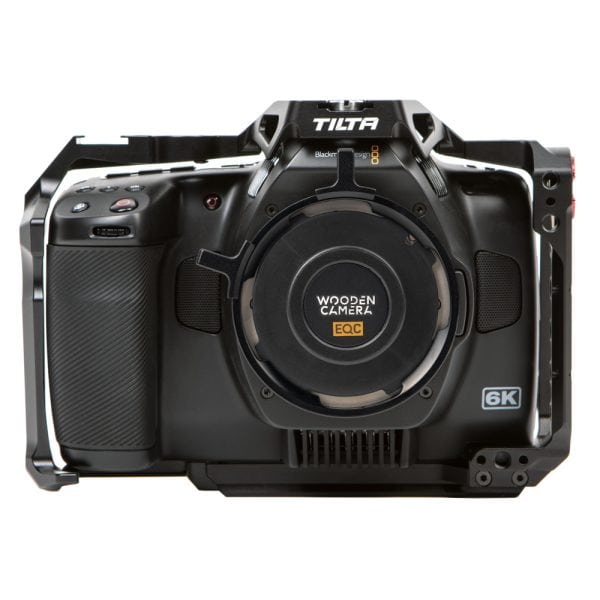Blackmagic Pocket Cinema Camera 6K Pro im Tilta-Käfig mit PL-Mount von Wooden Camera, von vorne gesehen.