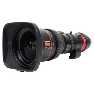 Canon CN7x17 17-120mm T2.95 Cine-Servo-Zoomobjektiv mit Streulichtblende, schräg von vorne gesehen.