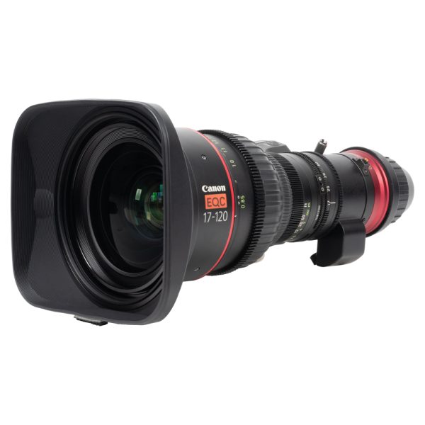 Canon CN7x17 17-120mm T2.95 Cine-Servo-Zoomobjektiv mit Streulichtblende, schräg von vorne gesehen.