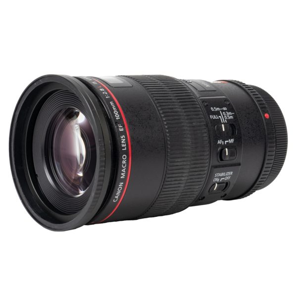 Canon EF 100mm f/2.8L IS USM Makro-Objektiv schräg von vorne mit Schaltern für Fokusbereich, AF/MF und Stabilisator.