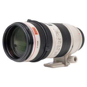Canon EF 70-200mm f/2.8L IS II USM Telezoom schräg von vorne mit Stativschelle und aufgesetztem Zahnring am Fokusring.