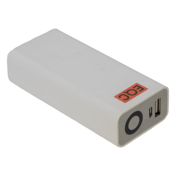 Cellularline A25-6000 Powerbank mit 6000 mAh in weißem Gehäuse mit zwei USB-Buchsen und Ein-Taste.