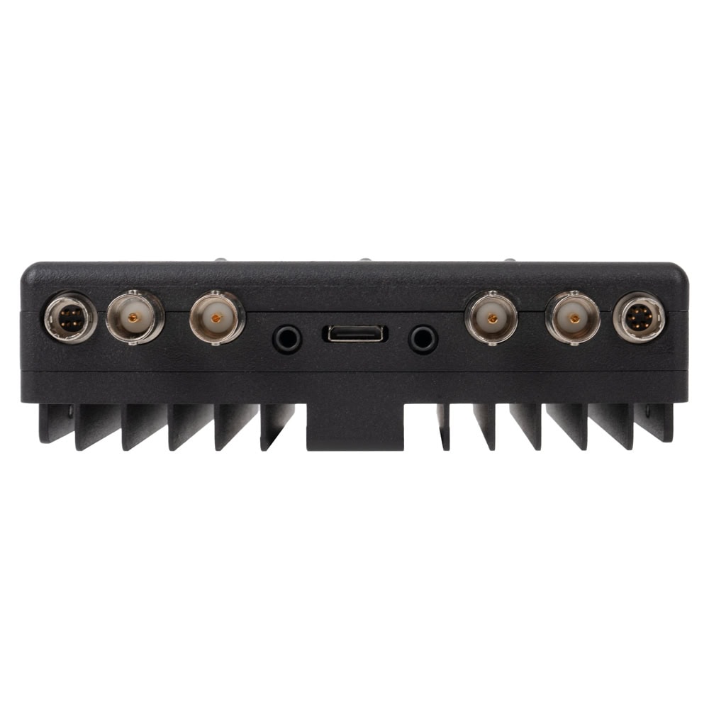 Zeichnet unkomprimiertes 10-Bit-4:4:4-Signal über SDI auf zwei wechselbare SSDs auf, parallel oder gespannt. Convergent Design Gemini 4:4:4 von unten mit Kühlrippen, BNC-Buchsen, HDMI- und Stromanschluss.