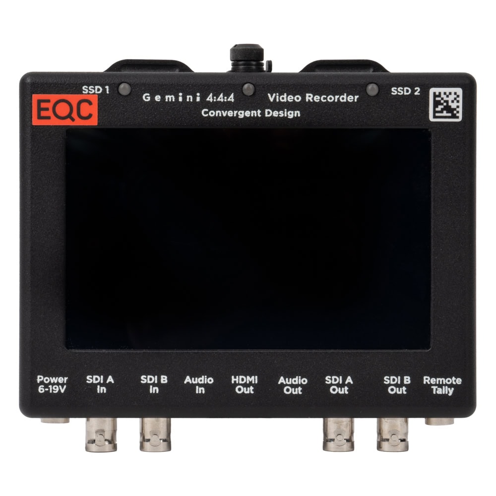 Zeichnet unkomprimiertes 10-Bit-4:4:4-Signal über SDI auf zwei wechselbare SSDs auf, parallel oder gespannt. Convergent Design Gemini 4:4:4 Videorekorder von vorne mit großem Display und Anschlüssen darunter.