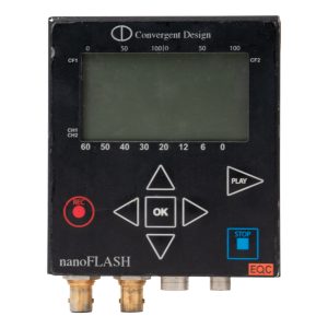 Convergent Design nanoFlash Rekorder von vorne mit Display, Pegelanzeige und Bedientasten.
