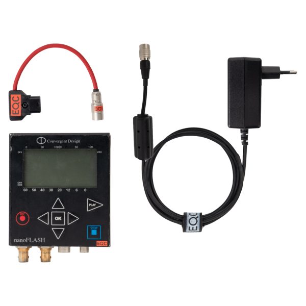 Convergent Design nanoFlash mit Lieferumfang: Rekorder, D-Tap-Stromkabel und Netzteil mit Kabel.
