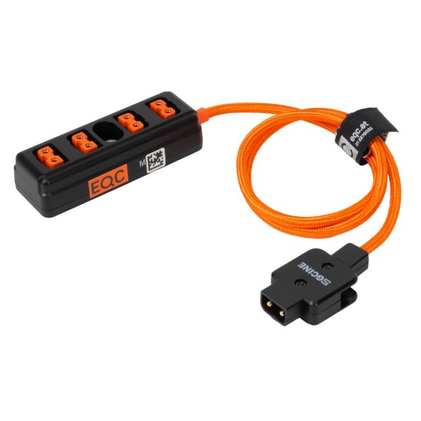 D-Tap Verteiler 1 auf 4 mit vier D-Tap-Buchsen und orangem Stoffkabel mit D-Tap-Stecker für den Akku.