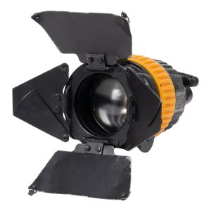Dedolight DLED4.1-D LED-Scheinwerfer für Tageslicht mit vierflügeliger Torblende und gelbem Fokusring.
