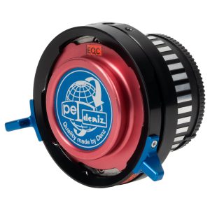 Denz Sony E > PL Adapter schräg von vorne mit rotem PL-Deckel und zwei blauen Verriegelungshebeln.