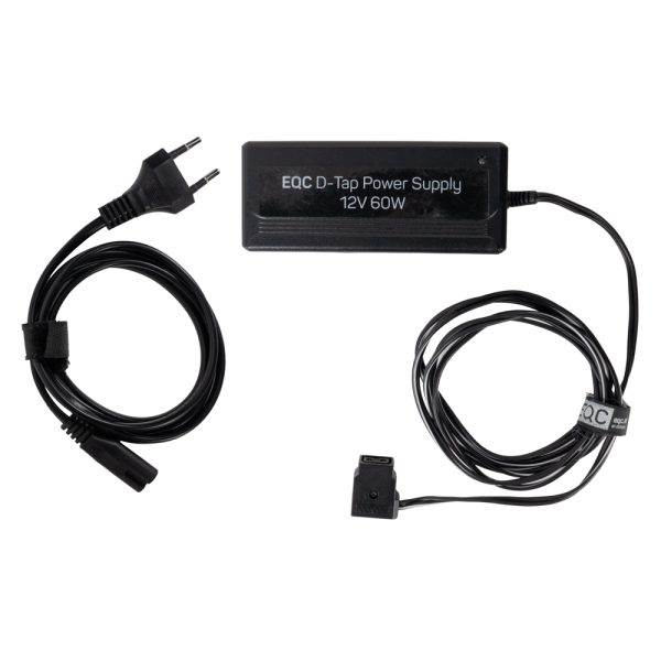 EQC D-Tap Netzteil 12 V 60 W mit Netzkabel und D-Tap-Ausgangskabel nebeneinander, von oben gesehen.