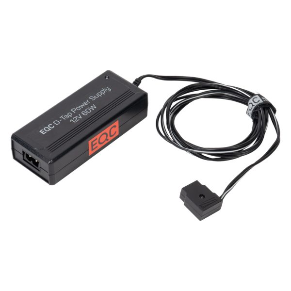 EQC D-Tap Netzteil 12 V 60 W mit fest angeschlossenem D-Tap-Ausgangskabel, schräg von vorne gesehen.