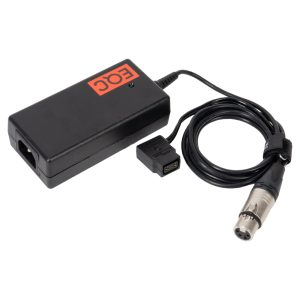 EQC Netzteil 12 V mit Ausgangskabel für XLR 4-Pin und D-Tap-Buchse, schräg von vorne gesehen.