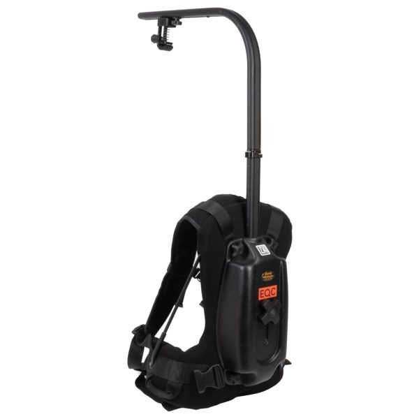 Easyrig Minimax Kamera-Tragesystem mit Weste, Hüftgurt und gebogenem Tragarm, schräg von hinten.