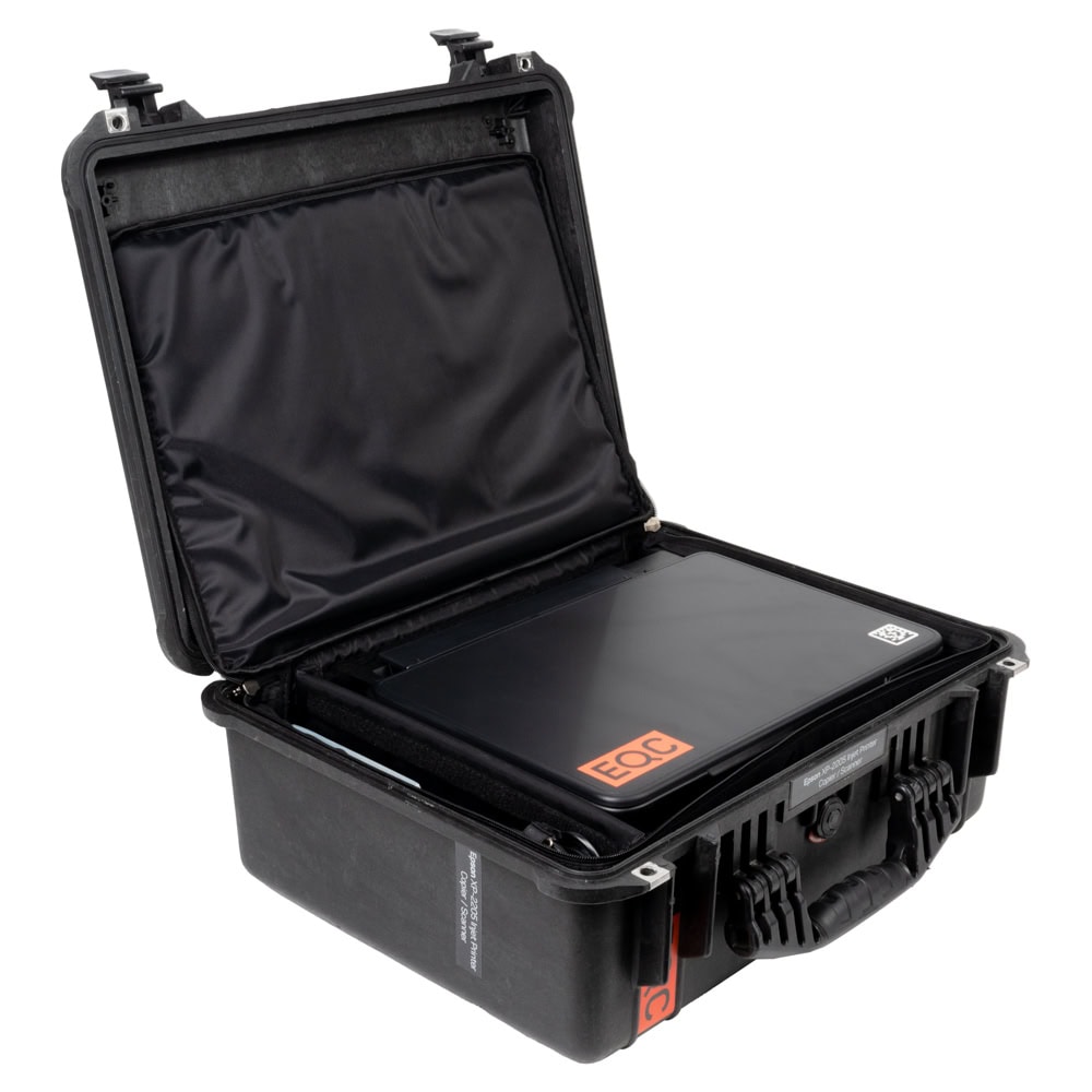 Im Transportkoffer reist der Drucker geschützt zum Set. Epson XP-2205 Multifunktionsdrucker verstaut im geöffneten Transportkoffer mit Deckelfach.