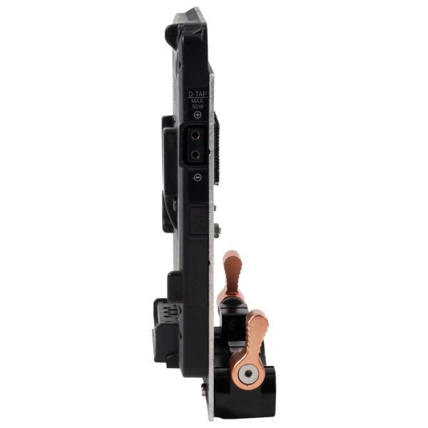 IDX V-Mount-Akkuplatte von der Seite mit D-Tap-Ausgang oben und 15-mm-Rod-Klemme mit zwei Klemmhebeln.