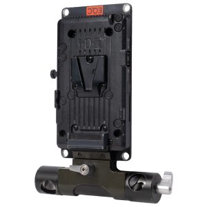 IDX V-Mount-Akkuplatte von vorne mit V-Mount-Aufnahme und darunter montierter 19-mm-Rod-Klemme.