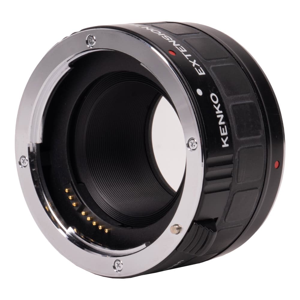 Mit Zwischenringen rückt das Objektiv weiter vom Sensor weg, so sind Nahaufnahmen möglich. Kenko Zwischenring für Canon EF, der längste Ring des Satzes mit Bajonett und elektrischen Kontakten.