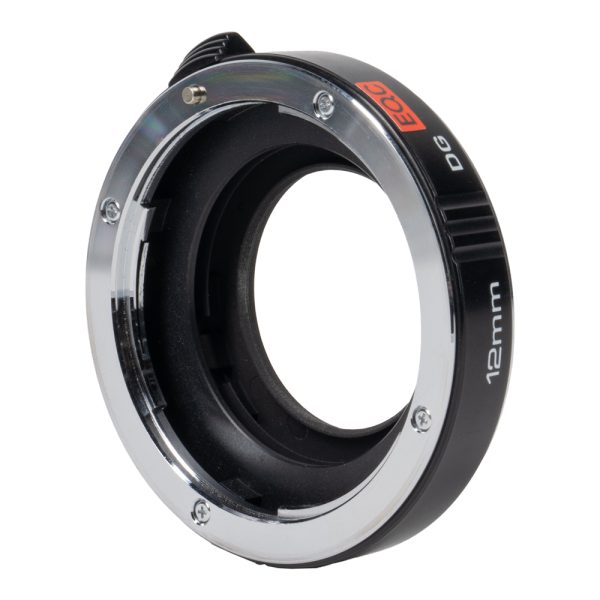 Kenko Zwischenring 12 mm für Canon EF mit verchromtem Bajonett, schräg von vorne gesehen.