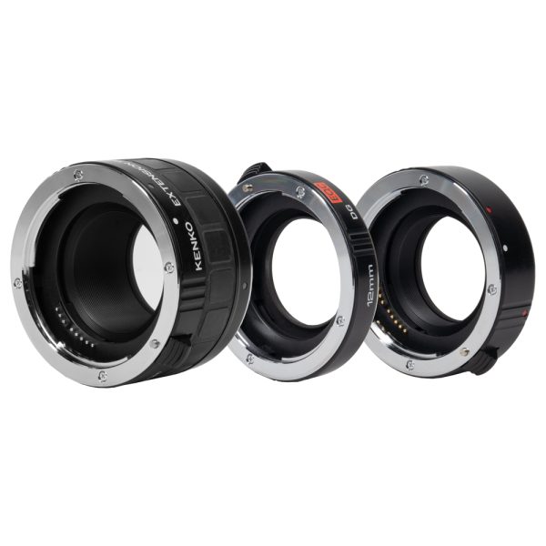 Kenko Zwischenringsatz für Canon EF mit allen drei Ringen nebeneinander, schräg von vorne gesehen.
