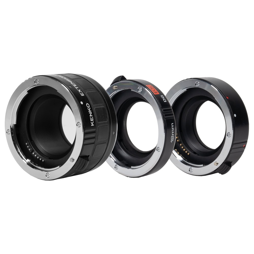 Die drei Ringe lassen sich einzeln oder kombiniert einsetzen. Kenko Zwischenringsatz für Canon EF mit allen drei Ringen nebeneinander, schräg von vorne gesehen.