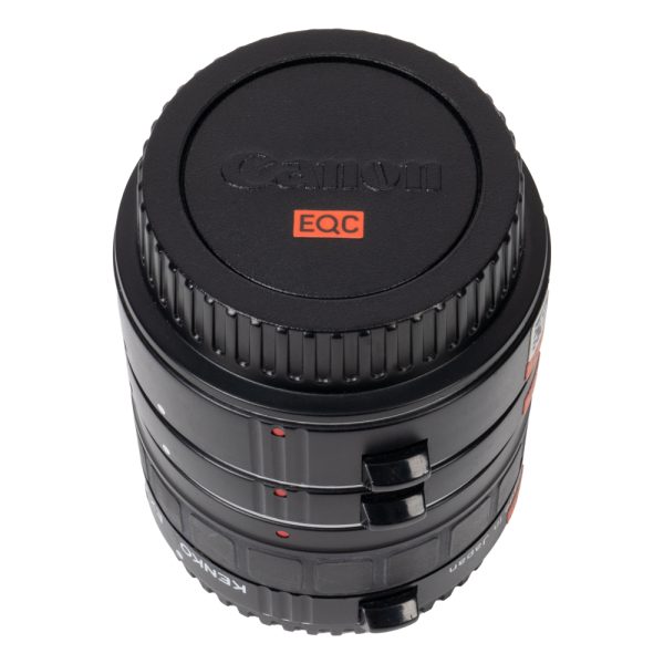 Kenko Zwischenringsatz für Canon EF, drei Ringe zusammengesetzt mit Canon-Rückdeckel oben.