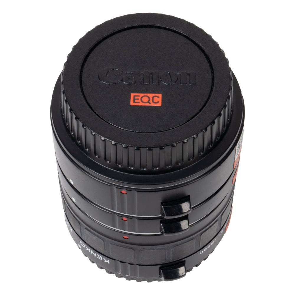 Makro-Zwischenringe für Canon-EF-Objektive erhöhen den Abbildungsmaßstab, im Set mit 12, 20 und 36 mm Segment sowie Objektiv- und Mount-Deckeln. Kenko Zwischenringsatz für Canon EF, drei Ringe zusammengesetzt mit Canon-Rückdeckel oben.