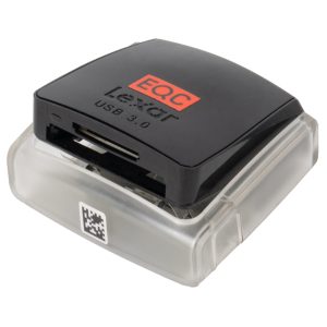 Lexar Kartenleser für CF- und SD-Karten mit USB 3.0 im schwarzen Gehäuse auf transparentem Sockel.