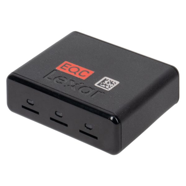Lexar Professional Workflow UR1 Kartenleser schräg von vorne mit drei microSD-Steckplätzen für paralleles Einlesen.