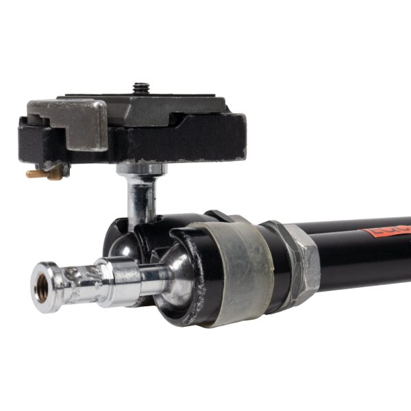 Manfrotto 244RC Magic Arm in Nahaufnahme mit Schnellwechselplatte, Gelenk und Zapfen am Armende.
