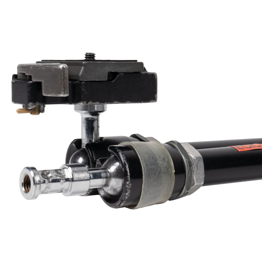 Gelenkarm mit stufenlos einstellbarer Reibung und 200PL-Schnellwechselplatte zur flexiblen Befestigung von Monitoren, Leuchten oder kleinen Kameras. Manfrotto 244RC Magic Arm in Nahaufnahme mit Schnellwechselplatte, Gelenk und Zapfen am Armende.