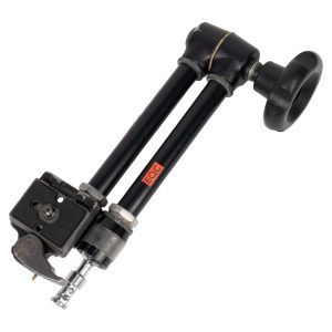 Manfrotto 244RC Magic Arm mit Feststellknauf, Schnellwechselplatte und Zapfen, schräg von vorne gesehen.