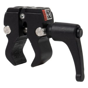 Manfrotto 386B Nano Clamp mit gezahnten Klemmbacken, Gewindebohrungen und Klemmhebel, schräg von vorne.