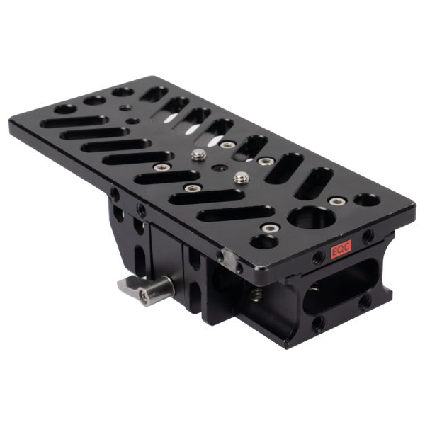 Movcam Riser Plate für 15-mm-Rods mit Langlöchern und Rod-Aufnahme mit Feststellschraube, schräg von vorne.
