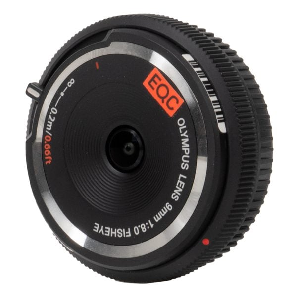 Olympus 9mm f/8 Fisheye Body-Cap-Objektiv mit geöffneter Schutzklappe und sichtbarer Linse, von vorne.