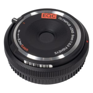 Olympus 9mm f/8 Fisheye Body-Cap-Objektiv mit geschlossener Klappe und Entfernungsskala, schräg von oben.