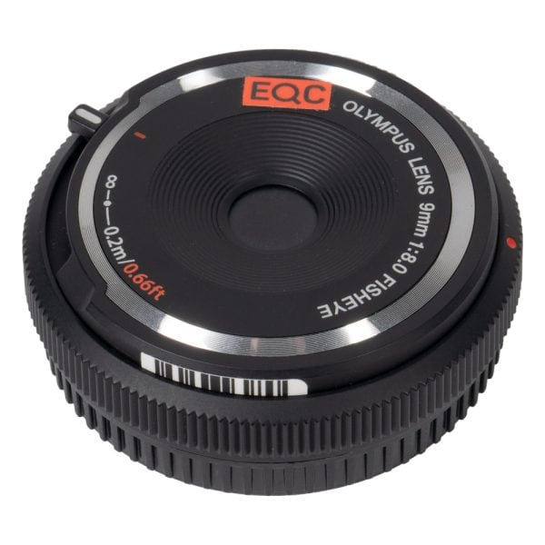 Olympus 9mm f/8 Fisheye Body-Cap-Objektiv mit geschlossener Klappe und Entfernungsskala, schräg von oben.