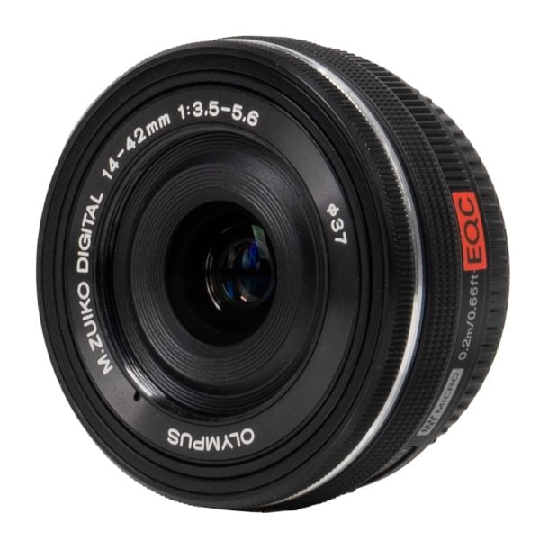 Olympus M.Zuiko Digital ED 14-42mm f/3.5-5.6 EZ von vorne ohne Deckel mit sichtbarer Frontlinse.