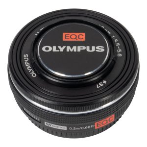 Olympus M.Zuiko Digital ED 14-42mm f/3.5-5.6 EZ mit Objektivdeckel, schräg von oben gesehen.