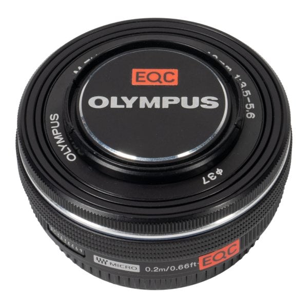 Olympus M.Zuiko Digital ED 14-42mm f/3.5-5.6 EZ mit Objektivdeckel, schräg von oben gesehen.