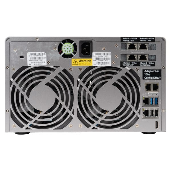 QNAP TVS-871 NAS von hinten mit zwei großen Lüftern, Netzanschluss, Netzwerkbuchsen und USB-Anschlüssen.