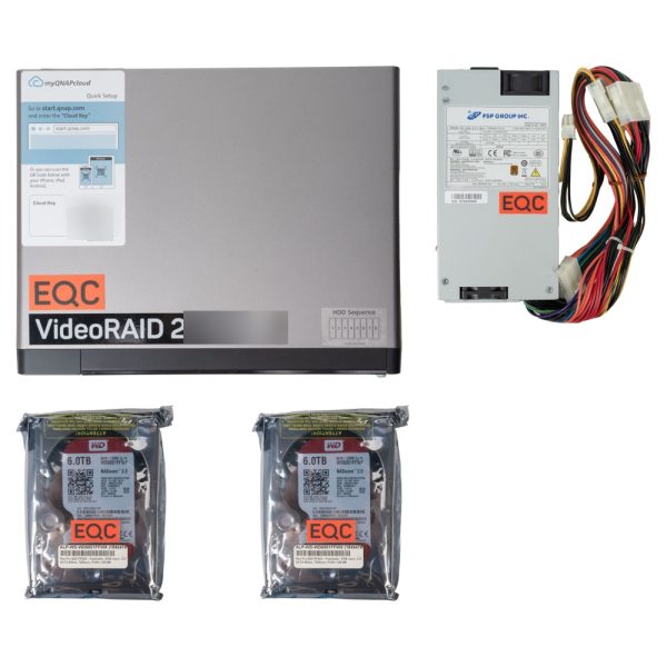 QNAP TVS-871 NAS von oben mit Ersatznetzteil und zwei originalverpackten 6-TB-Ersatzfestplatten im Set.
