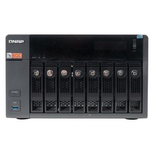 QNAP TVS-871 NAS von vorne mit acht bestückten Festplatteneinschüben, 36 TB im RAID 6 und 10GbE-Anbindung.