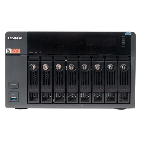 QNAP TVS-871 NAS von vorne mit acht bestückten Festplatteneinschüben, 36 TB im RAID 6 und 10GbE-Anbindung.