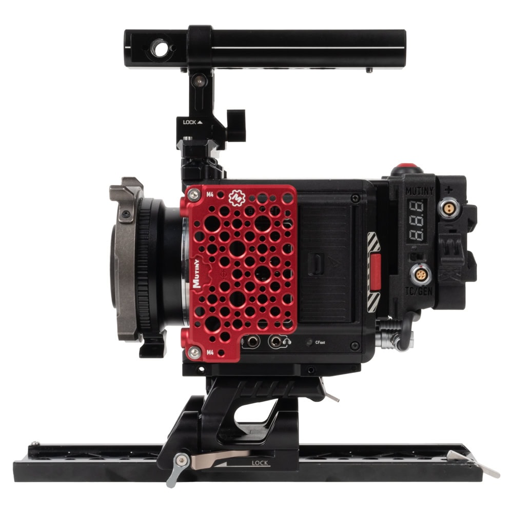 Das rote Seitenteil bietet viele Gewinde für Zubehör, der CFast-Kartenschacht liegt gut erreichbar darunter. RED KOMODO 6K Set in der Seitenansicht mit rotem Seitenteil, CFast-Kartenschacht und Akkuplatte hinten.
