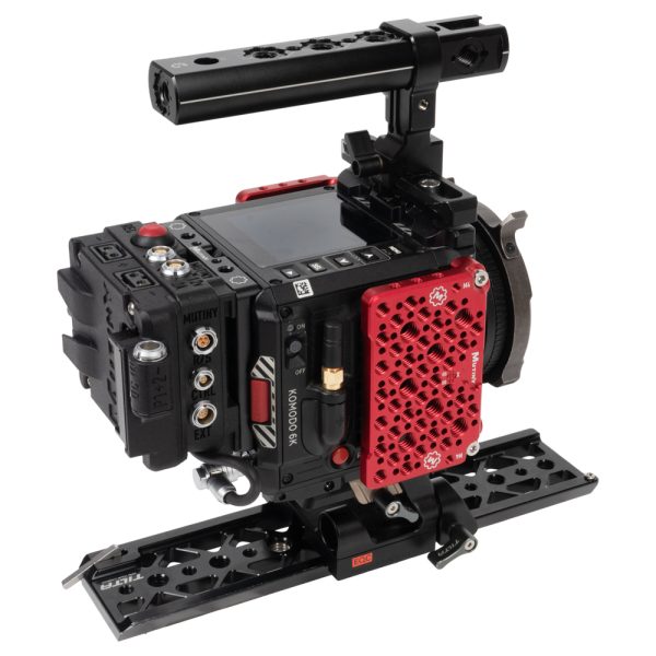 RED KOMODO 6K Set schräg von hinten mit Display, Bedientasten, Antenne und Anschlüssen an der Akkuplatte.