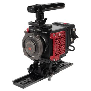 RED KOMODO 6K Set mit Kamera im Käfig, Handgriff oben und langer Grundplatte, schräg von vorne gesehen.