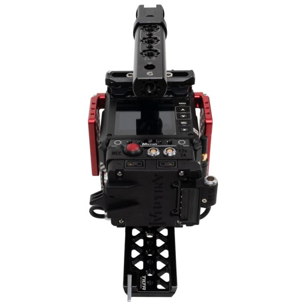RED KOMODO 6K Set von hinten mit Akkuplatte, roter Aufnahmetaste, Stromausgängen und Handgriff oben.